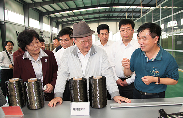 2012年10月9日，原全国政协副主席、原中国工程院院长徐匡迪专程来考察碳纤维工程化生产情况。