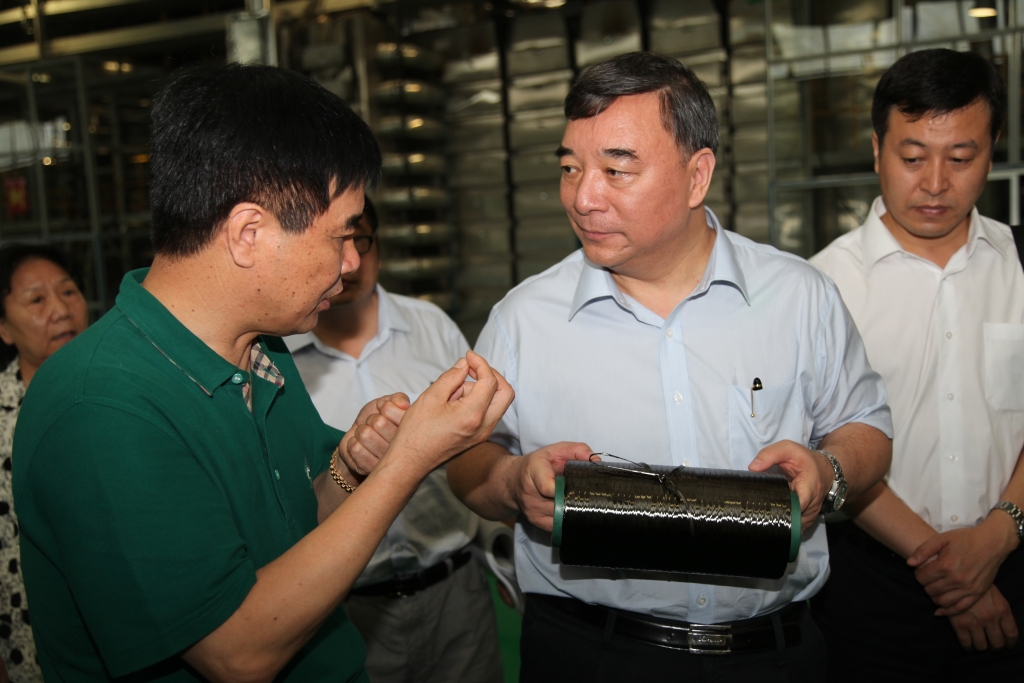 2012年7月8日，中建材集团、国药集团董事长宋志平参观高品质碳纤维生产线。