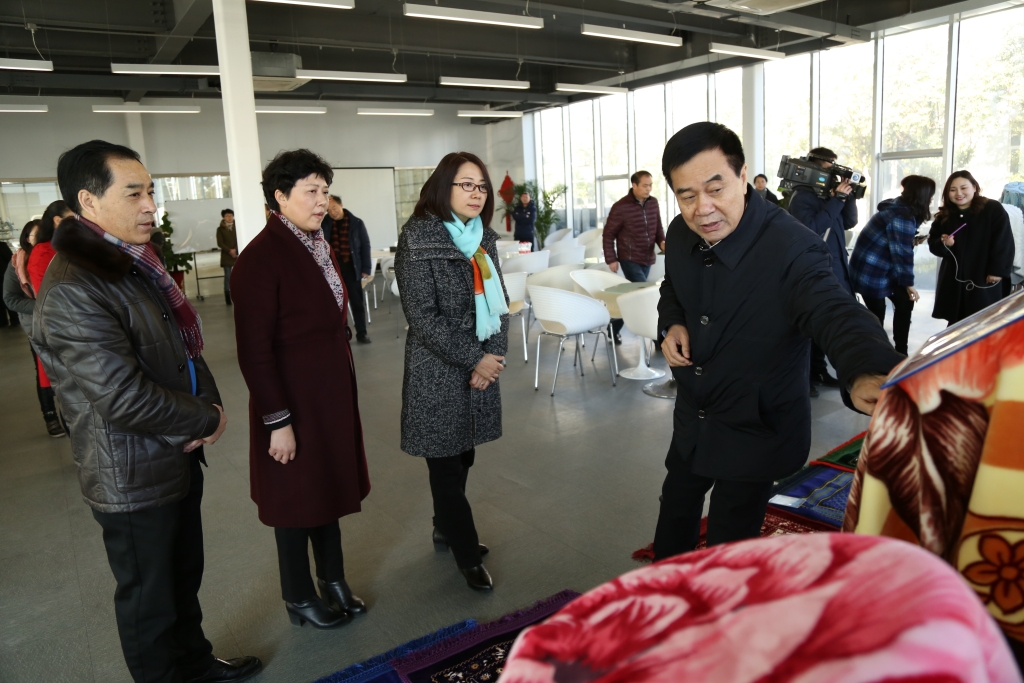 连云港市副市长王开宇亲临鹰游慰问优秀科技工作者代表张国良