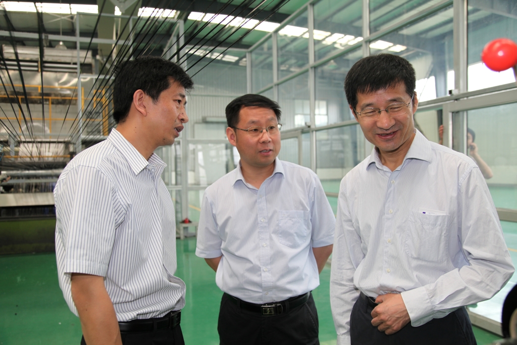 部副主任王永平,时任市委宣传部常务副部长邸占山一行参观中复神鹰
