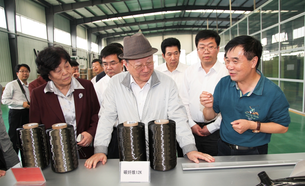 2012年10月9日，全国政协原副主席徐匡迪视察碳纤维生产线。
