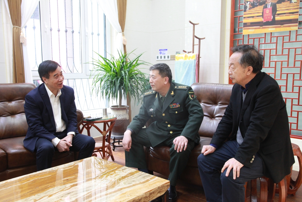 连云港警备区司令员王先桥带领各县区人武部官兵走进鹰游参观改革开放
