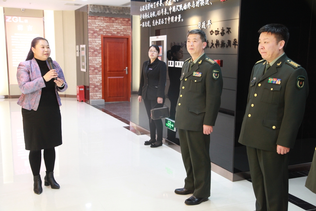 连云港警备区司令员王先桥带领各县区人武部官兵走进鹰游参观改革开放